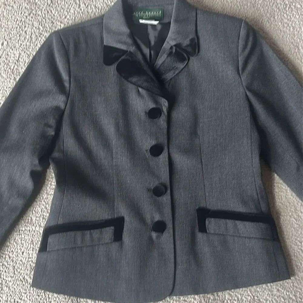 Harve Bernard by Bernard Holtzman Petite Velvet Trimmed Blazer!